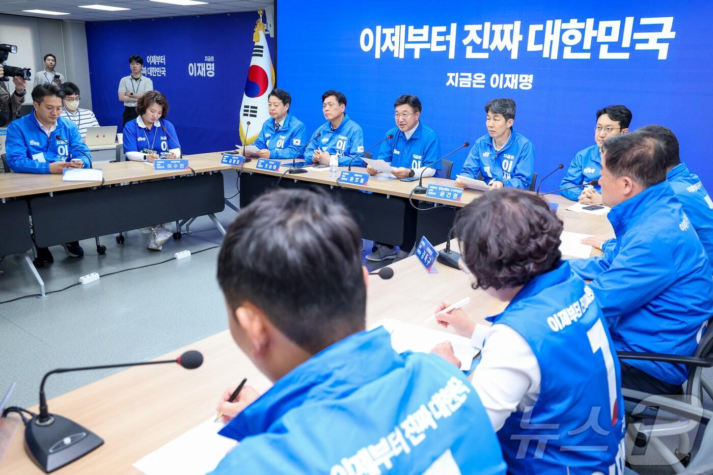 윤호중 더불어민주당 중앙선거대책위원회 총괄본부장이 1일 오전 서울 여의도 당사에서 열린 긴급 총괄본부장단 회의에 참석해 모두 발언하고 있다. 2025.6.1/뉴스1 ⓒ News1 안은나 기자