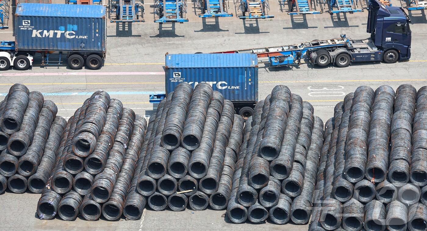 한국 철강업계가 도널드 트럼프 미국 대통령의 관세 상향 조치로 추가적인 실적 타격을 받게 됐다. 도널드 트럼프 미국 대통령은 외국산 철강에 대한 관세를 기존 25%에서 두배 올린 50%로 인상하는 조치가 오는 6월 4일 발효된다고 밝혔다. 사진은 1일 경기 평택시 포승읍 평택항 수출 야적장에 철강 제품이 쌓여있는 모습. 2025.6.1/뉴스1 ⓒ News1 김도우 기자
