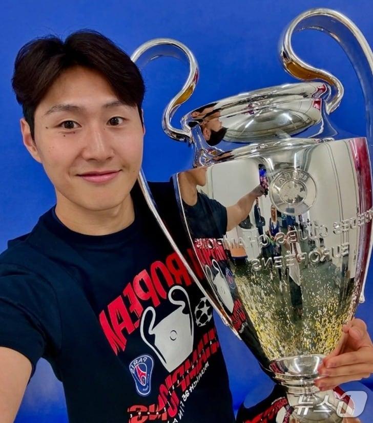 본문 이미지 - 빅이어를 들고 활짝 웃는 이강인(이강인 SNS 캡처) 