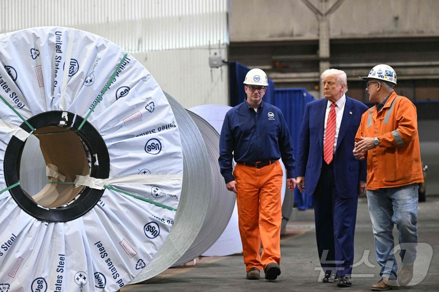 도널드 트럼프 미국 대통령이 지난 30일&#40;현지시간&#41; 펜실베이니아주 웨스트미플린에 위치한 US스틸 어빈제철소를 방문해 공장을 둘러보고 있다. 2025..5.31 ⓒ AFP=뉴스1 ⓒ News1 류정민 특파원