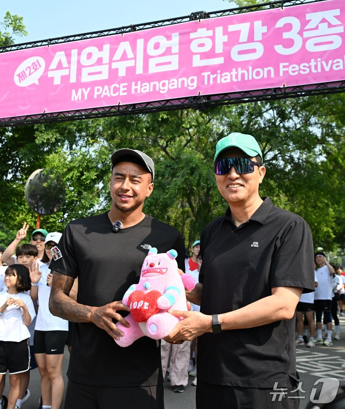 본문 이미지 - 오세훈 서울시장이 1일 뚝섬한강공원에서 열리고 있는 &#39;제2회 쉬엄쉬엄 한강 3종 축제&#39;에서 FC서울 제시 린가드 선수와 기념사진을 촬영하고 있다. &#40;서울시 제공&#41;