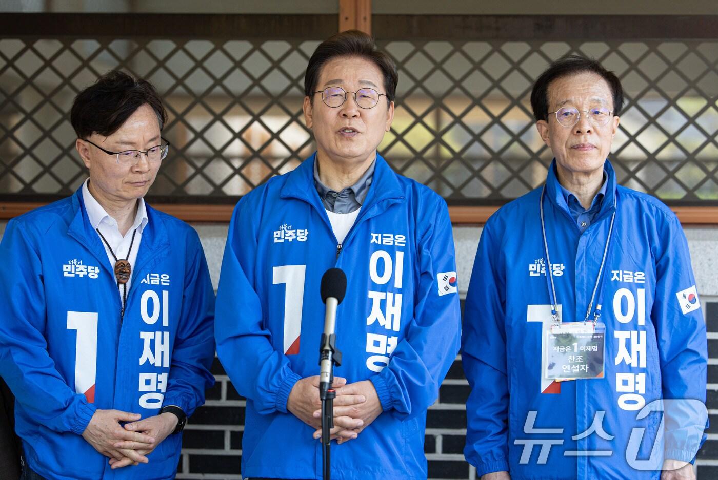 이재명 더불어민주당 대통령 후보가 1일 오전 경북 안동시 용부공원에서 유세를 마친 후 취재진 질문에 답변하고 있다. ⓒ News1 이재명 기자