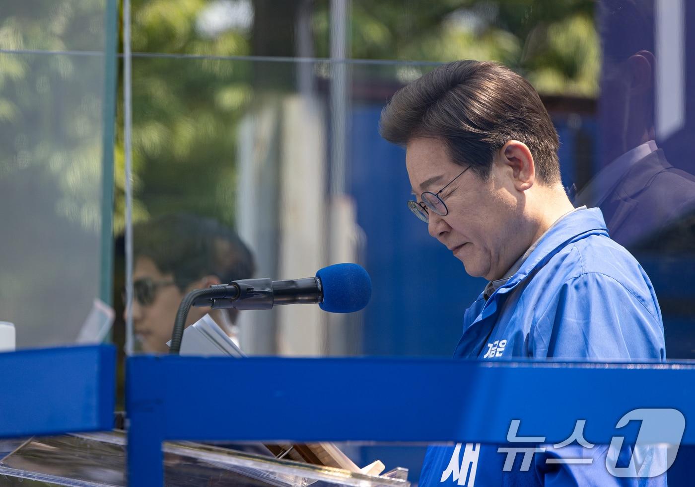 이재명 더불어민주당 대통령 후보가 1일 오전 경북 안동시 용부공원에서 해상 초계기 추락 승무원들을 추모하는 묵념을 하고 있다. ⓒ News1 이재명 기자