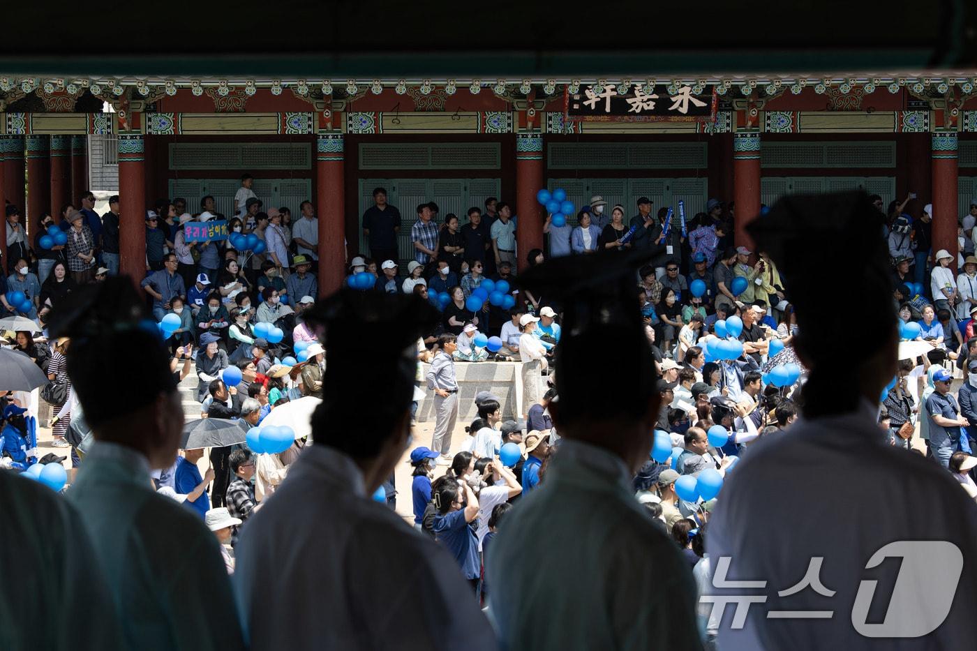 6월의 첫 휴일인 1일 경북 경주의 한낮 수은주가 34.8도까지 오르는 등 대구와 경북 대부분 지역에서 초여름 날씨를 보이고 있다. 사진은 이날 오전 경북 안동시 용부공원에서 열린 이재명 더불어민주당 대통령 후보 유세 현장에서 안동 유림들과 시민들이 그늘에서 연설을 듣고 있는 모습. 2025.6.1/뉴스1 ⓒ News1 이재명 기자