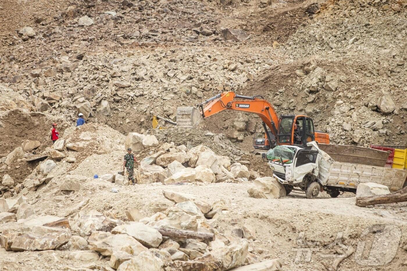 인도네시아 서자바 주에 있는 한 채석장에서 작업이 진행되고 있다. ⓒ AFP=뉴스1