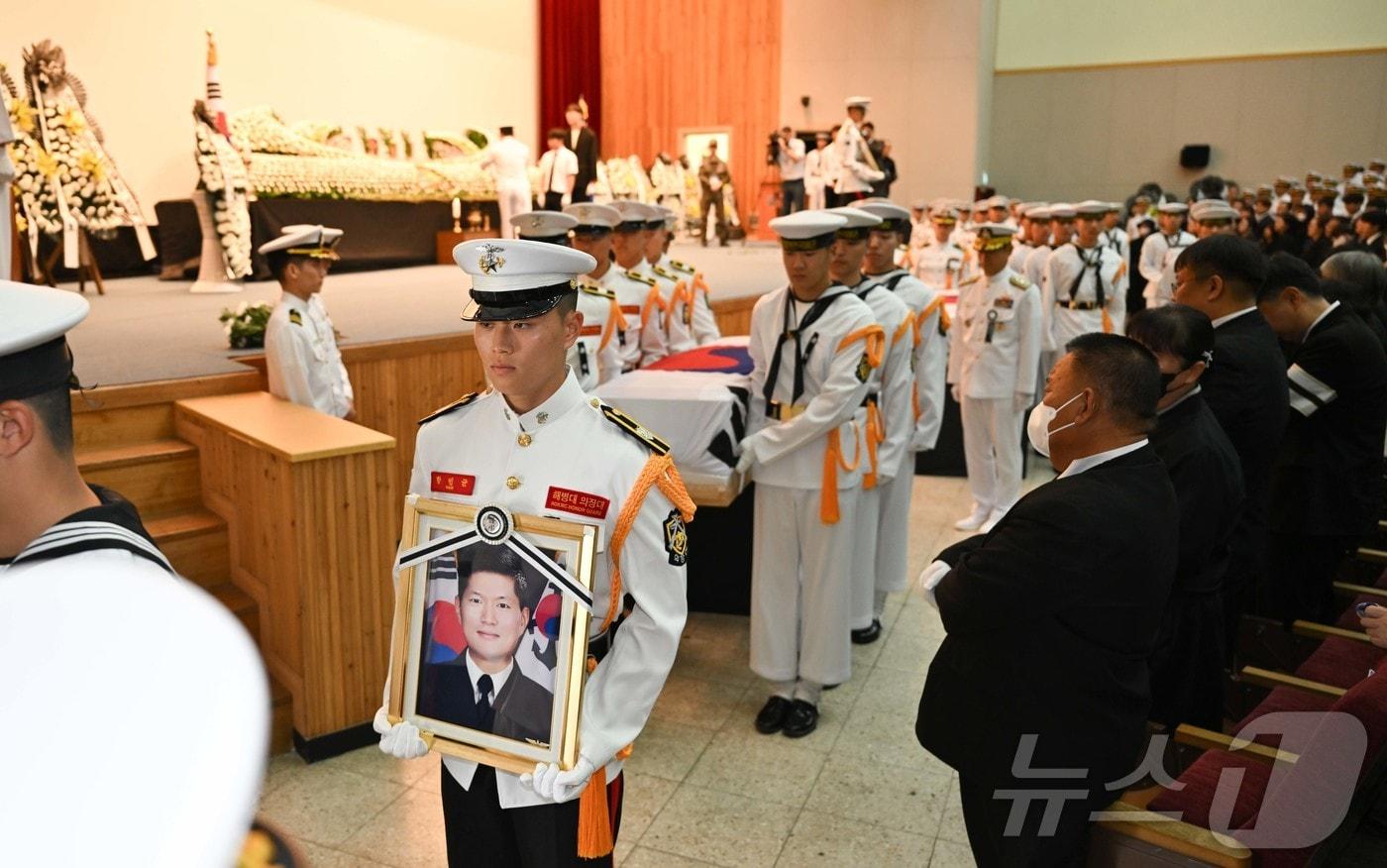 1일 경북 포항 해군항공사령부 내 강당에서 엄수된 해군 해상초계기 917호기 추락 사고 순직자들에 대한 합동 영결식에서 해군 장병들이 순직자들의 영현을 운구하고 있다. &#40;해군 제공. 재판매 및 DB 금지&#41; 2025.6.1/뉴스1