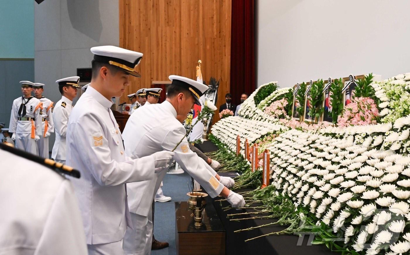 1일 경북 포항 해군항공사령부 내 강당에서 엄수된 해군 해상초계기 917호기 추락 사고 순직자들에 대한 합동 영결식에서 해군 장병들이 헌화를 하고 있다. (해군 제공. 재판매 및 DB 금지) 2025.6.1/뉴스1