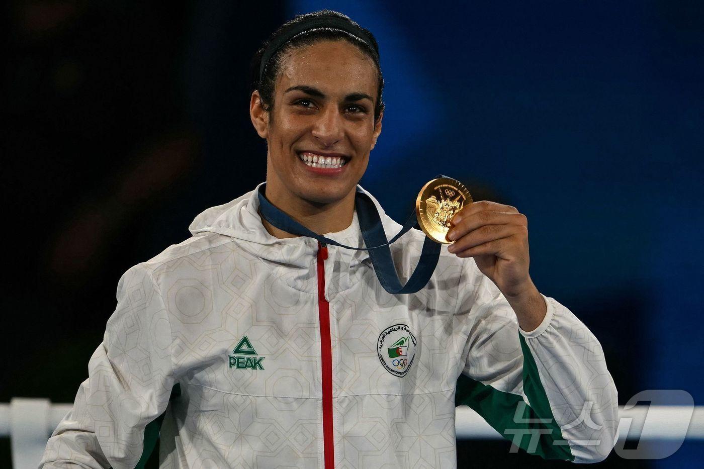 파리 올림픽 여자 복싱에서 금메달을 차지한 이마네 칼리프. ⓒ AFP=뉴스1