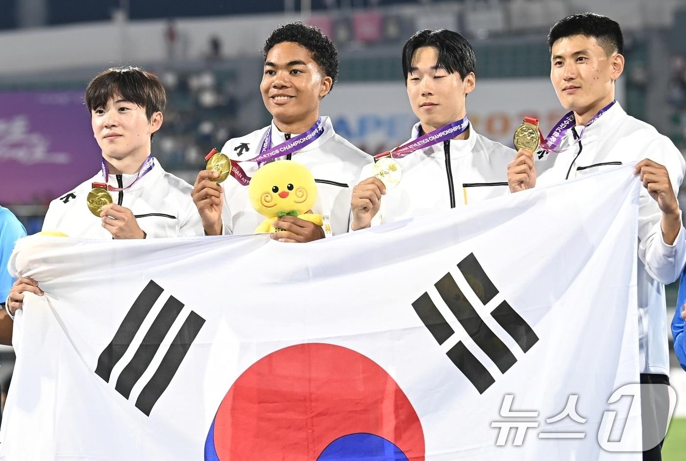 5월 31일 경북 구미시민운동장에서 열린 아시아육상경기선수권대회 남자 400m 계주에서 한국신기록과 대회신기록을 동시에 깬 한국의 서민준, 나마디 조엘 진, 이재성, 이준혁 선수들가 메달과 함께 기념 사진을 찍고 있다. (구미시 제공. 재판매 및 DB금지) 2025.6.1/뉴스1 ⓒ News1 정우용 기자