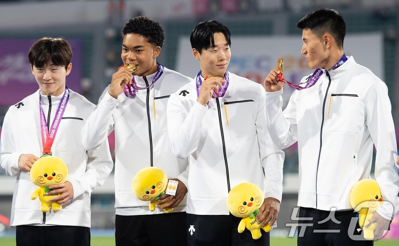 지난 31일 밤 경북 구미시민운동장에서 열린 아시아육상경기선수권대회 남자 400미터 계주에서 한국신기록과 대회신기록을 동시에 깬 한국의 서민준(왼쪽부터), 나마디 조엘 진, 이재성, 이준혁 선수가 메달 세리머리를 하고 있다. (구미시 제공. 재판매 및 DB금지) 2025.6.1/뉴스1 ⓒ News1 정우용 기자