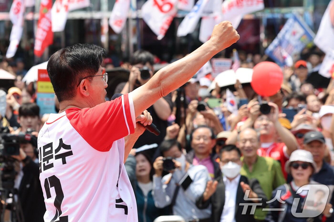 김문수 국민의힘 대통령 후보가 1일 오후 서울 강남구 코엑스 앞 집중유세에서 시민들에게 지지를 호소하고 있다. (공동취재) 2025.6.1/뉴스1 ⓒ News1 이광호 기자
