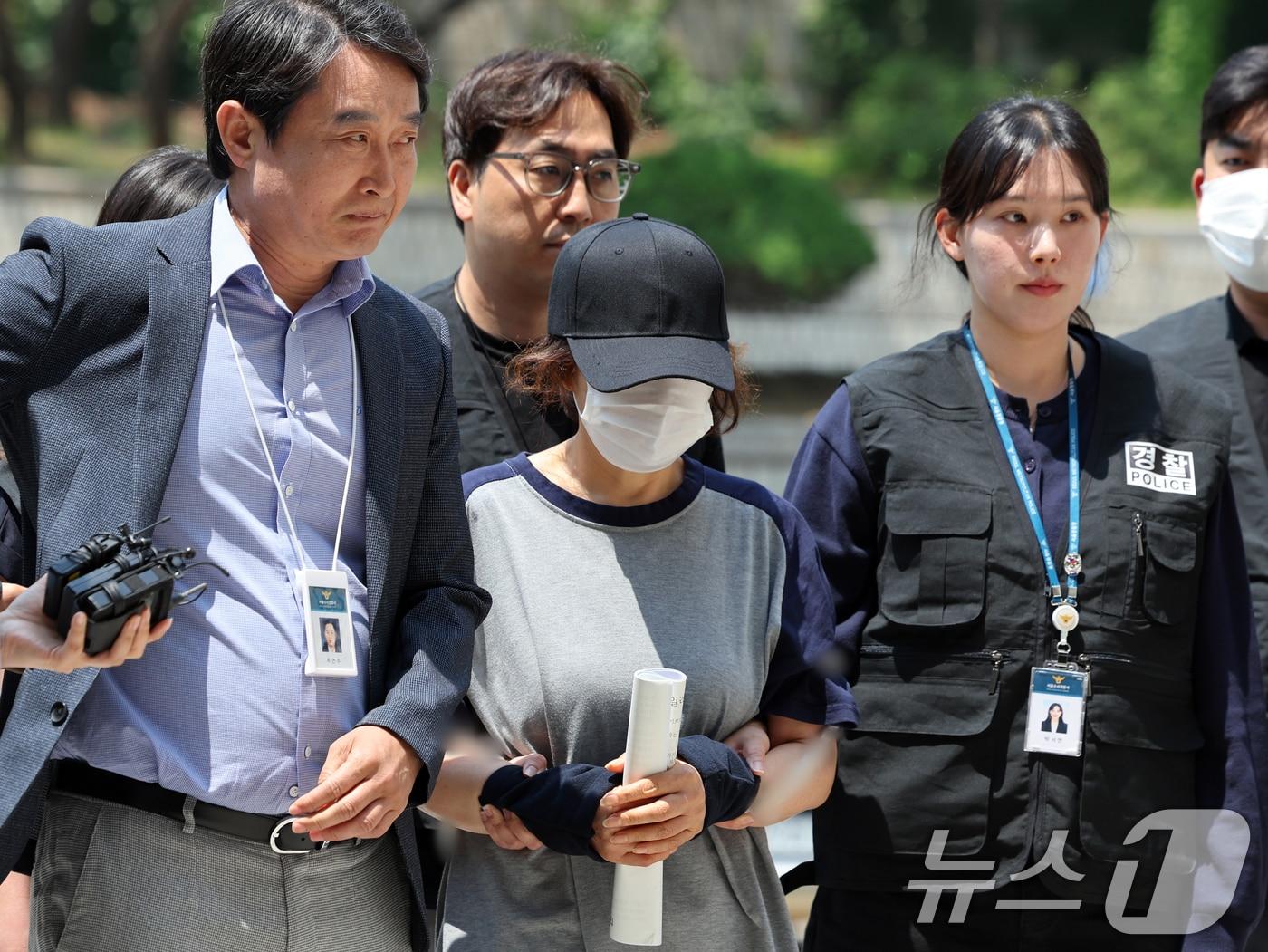 본문 이미지 - 제21대 대통령 선거 사전투표 첫날 서울 강남구의 한 투표소에서 배우자의 신분증으로 대리 투표한 혐의를 받는 선거사무원 A 씨가 1일 오후 서울 서초구 서울중앙지법에서 열린 구속 전 피의자 심문&#40;영장실질심사&#41;에 출석하고 있다. 2025.6.1/뉴스1 ⓒ News1 황기선 기자