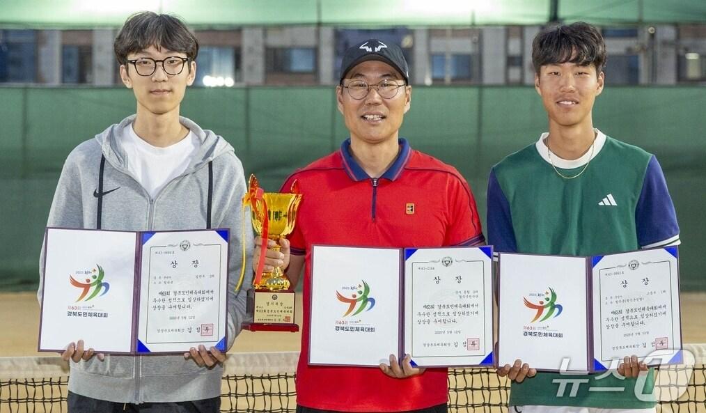 본문 이미지 - 김일남 씨(가운데)와 두 아들 김건이 군(왼쪽), 김건형 군(오른쪽)이 경북도민체전 금메달과 상장을 들고 기념촬영을 하고 있다. (칠곡군 제공. 재판매 및 DB금지) 2025.6.1/뉴스1