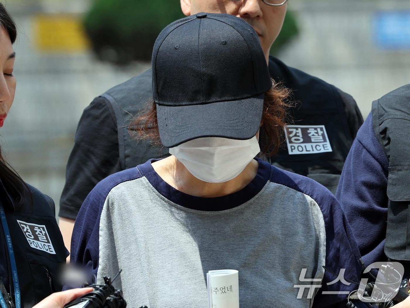 본문 이미지 - 제21대 대통령 선거 사전투표 첫날 서울 강남구의 한 투표소에서 배우자의 신분증으로 대리 투표한 혐의를 받는 선거사무원 A 씨가 1일 오후 서울 서초구 서울중앙지법에서 열린 구속 전 피의자 심문&#40;영장실질심사&#41;에 출석하고 있다. 2025.6.1/뉴스1 ⓒ News1 황기선 기자