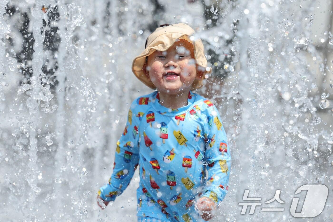 30도 안팎의 초여름 더위가 나타난 1일 오후 서울 광화문광장 바닥분수에서 어린이들이 물놀이를 하며 더위를 식히고 있다.2025.6.1/뉴스1 ⓒ News1 신웅수 기자