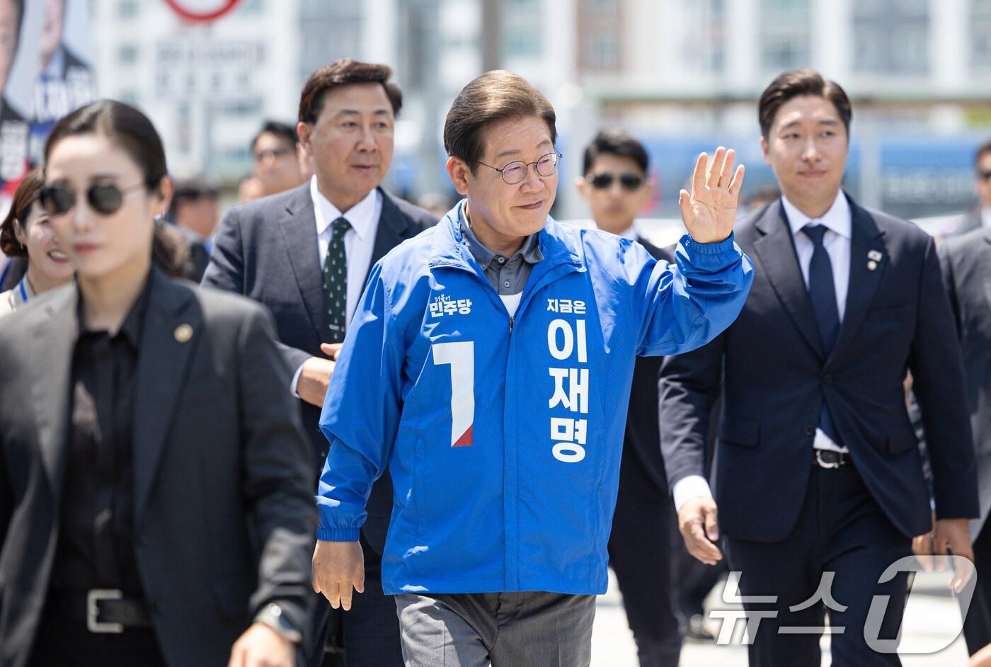 이재명 더불어민주당 대통령 후보가 1일 오후 대구 동구 동대구역 광장에서 열린 유세에 도착하고 있다. 2025.6.1/뉴스1 ⓒ News1 이재명 기자