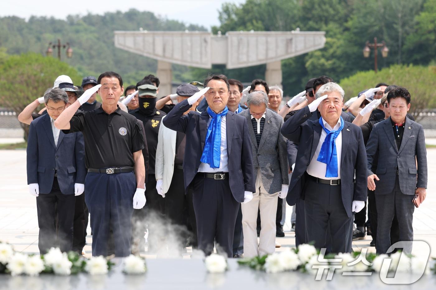 1일 광주 북구 운정동 국립5·18민주묘지에서 대한민국 특전사 동지회와 해병대 의열단이 오월 영령에 참배하고 있다. 2025.6.1/뉴스1 ⓒ News1 이승현 기자