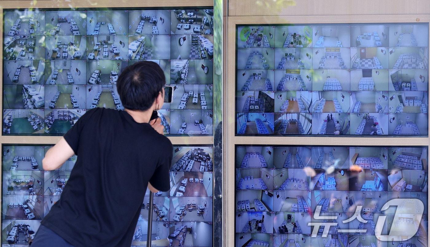 1일 오후 서울 종로구 서울시선거관리위원회 1층에 설치된 제21대 대통령선거 사전투표함 보관장소 CCTV 통합관제센터에서 투표함 실시간 영상이 송출되고 있다. 2025.6.1/뉴스1 ⓒ News1 박지혜 기자