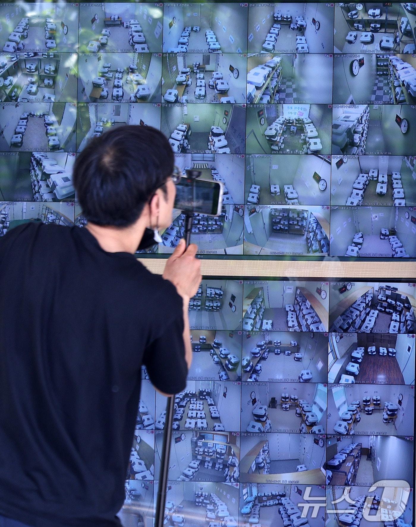 본문 이미지 - 1일 오후 서울 종로구 서울시선거관리위원회 1층에 설치된 제21대 대통령선거 사전투표함 보관장소 CCTV 통합관제센터에서 투표함 실시간 영상이 송출되고 있다. 2025.6.1/뉴스1 ⓒ News1 박지혜 기자