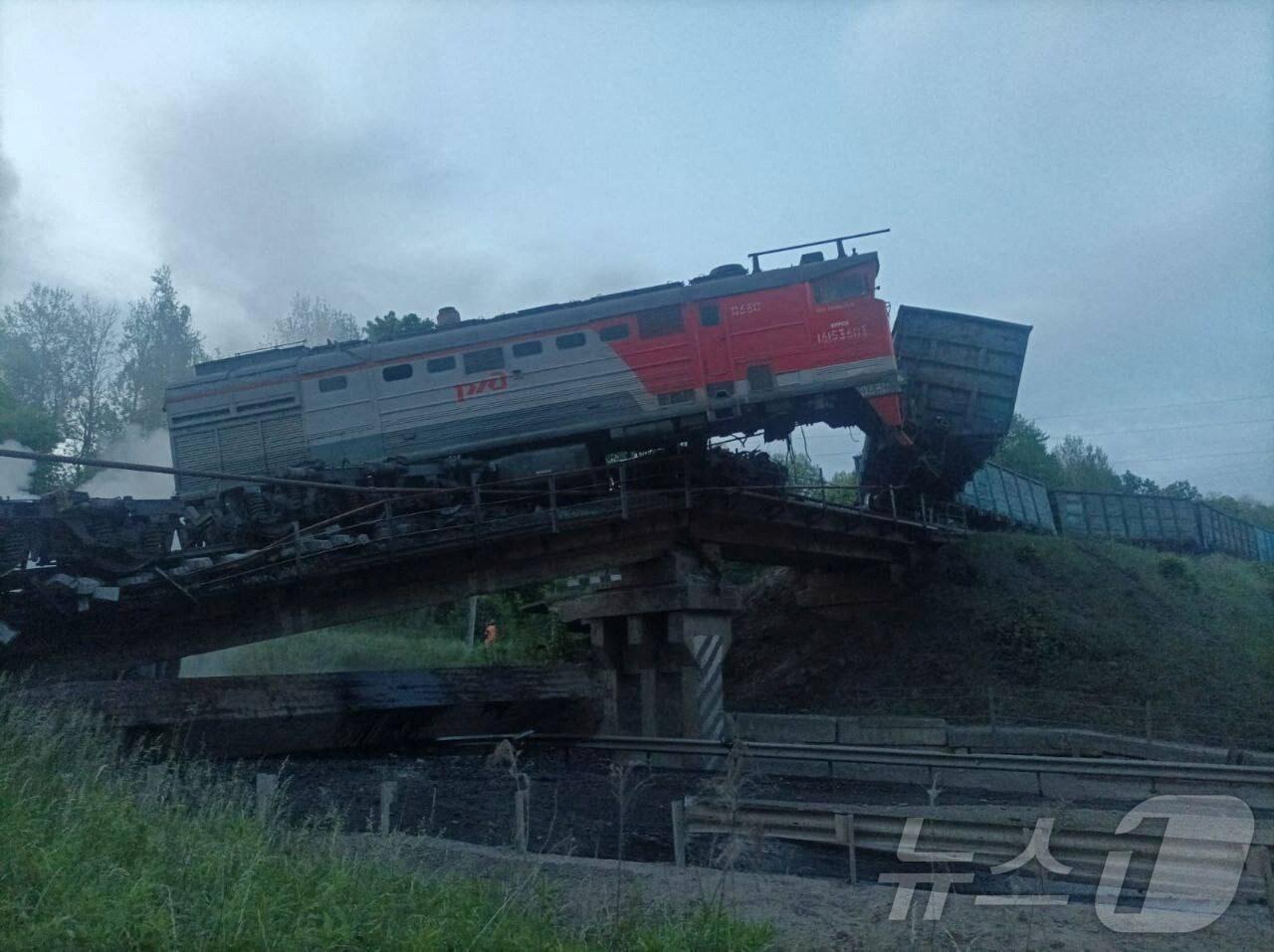 본문 이미지 - 우크라이나와 접경지인 러시아 브랸스크주(州)에서 교량 붕괴 및 열차 탈선 사고로 최소 7명이 사망했다. 25.06.01 ⓒ 로이터=뉴스1 ⓒ News1 김예슬 기자