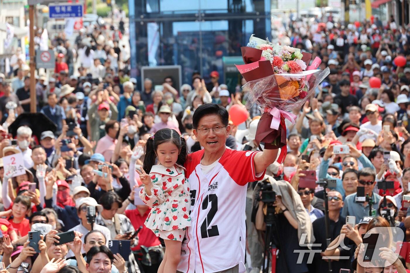 김문수 국민의힘 대통령 후보가 1일 오후 경기 의정부시 태조이성계상 앞에서 열린 유세에서 지지를 호소하고 있다. &#40;공동취재&#41; 2025.6.1/뉴스1 ⓒ News1 이광호 기자