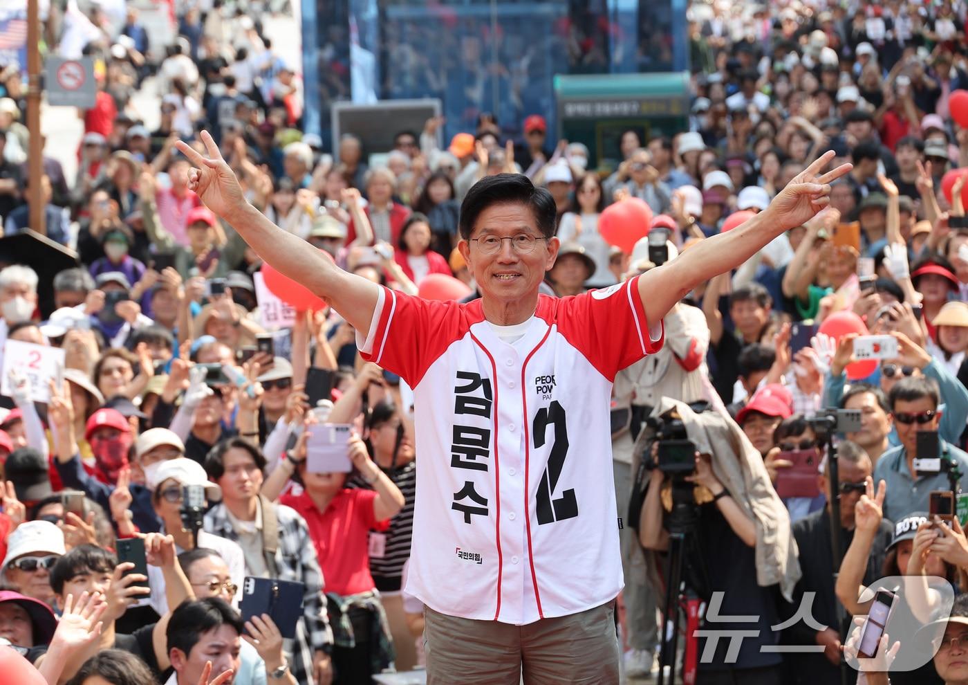 김문수 국민의힘 대통령 후보가 1일 오후 경기 의정부시 태조이성계상 앞에서 열린 유세에서 지지를 호소하고 있다. (공동취재) 2025.6.1/뉴스1 ⓒ News1 이광호 기자