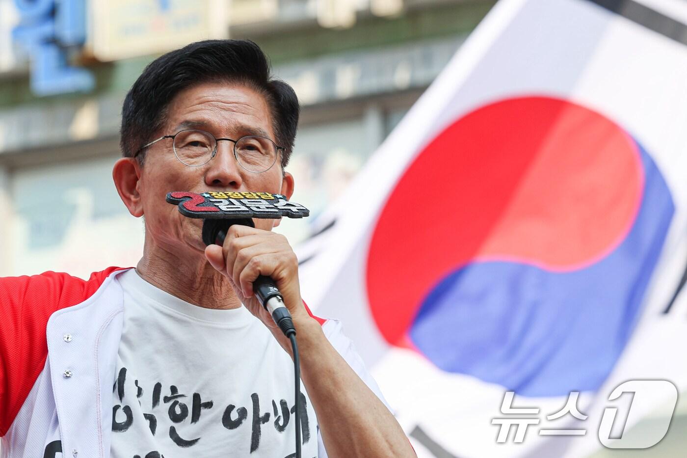 김문수 국민의힘 대통령 후보가 1일 오후 경기 의정부시 태조이성계상 앞에서 열린 유세에서 지지를 호소하고 있다. (공동취재) 2025.6.1/뉴스1 ⓒ News1 이광호 기자