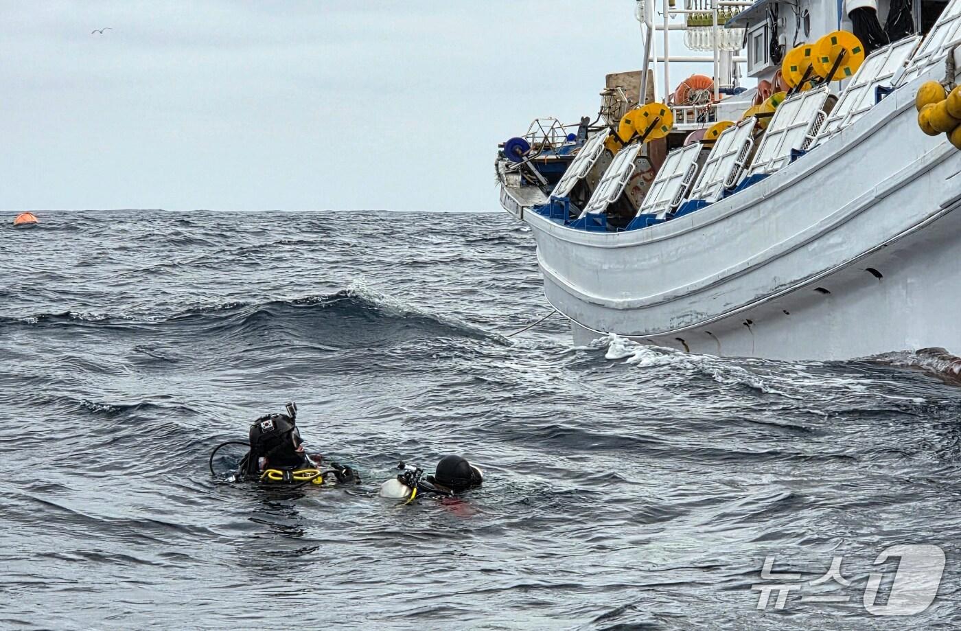 1일 경북 포항해양경찰서 스쿠버 요원들이  독도 해상에서  스크류에 로프가 감겨 표류 중인 A  호(30톤급) 구조에 나서고 있다. (포항해양경찰서제공, 제판매 및 DB 금지) 2025.6.1/뉴스1  