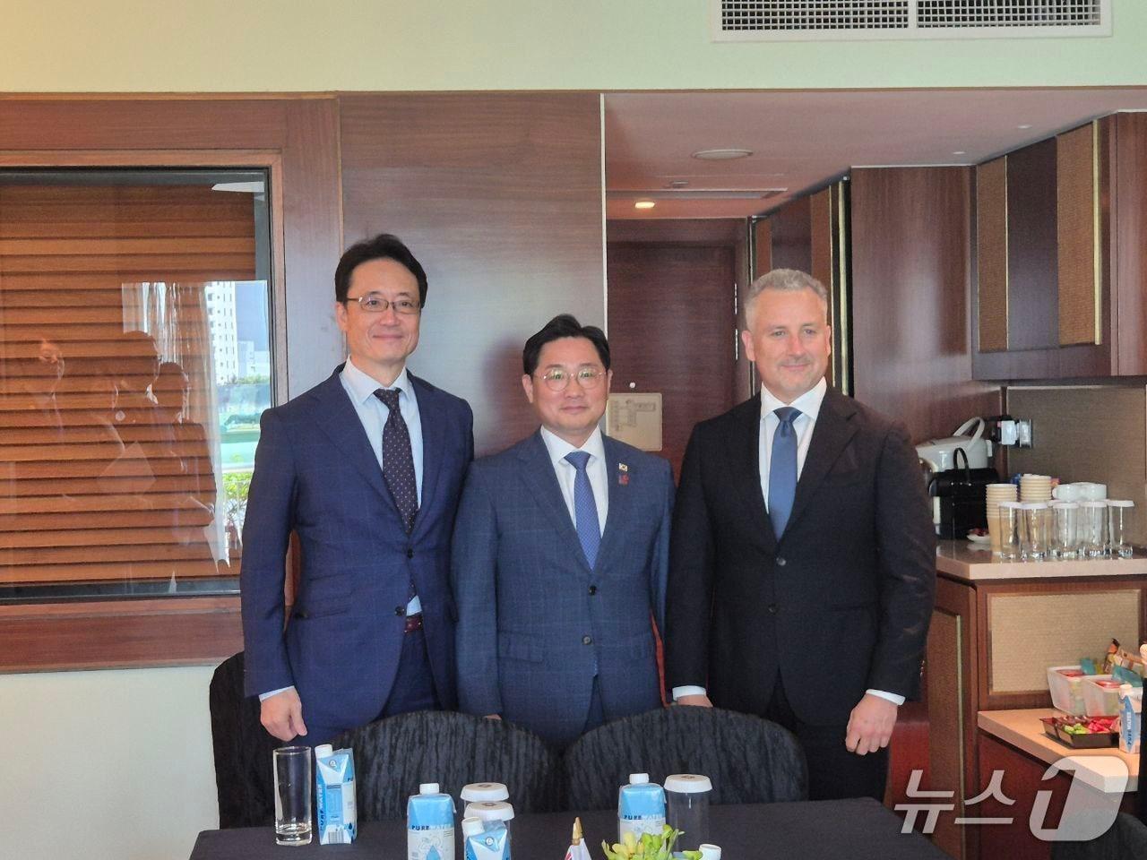 본문 이미지 - 조창래 국방정책실장은 1일&#40;현지시간&#41; 싱가포르에서 열린 제22차 아시아안보회의&#40;샹그릴라 대화&#41; 에서  야마토 타로 일본 방위정책국장 그리고 휴 제프리 호주 국방부 전략·정책·산업실장과 한·일·호 3자 대화를 가졌다. 2025.06.01. &#40;국방부 제공&#41;