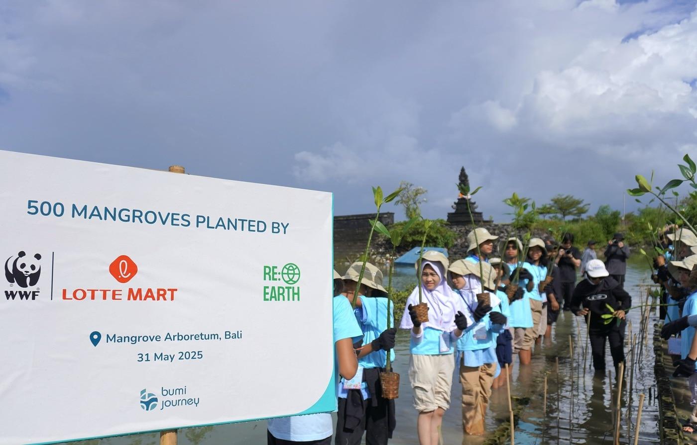 인도네시아 발리에 위치한 맹그로브 에버리텀 공원에서 맹그로브를 식재하는 현지 초등학생들의 모습.(롯데마트 제공)