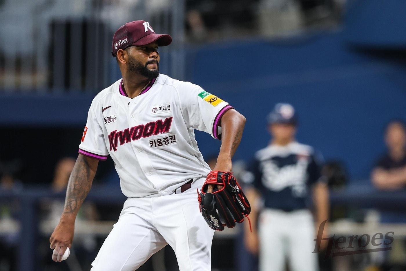키움 히어로즈 라울 알칸타라가 1일 열린 두산 베어스와의 경기에서 역투를 펼치고 있다. (키움 제공)