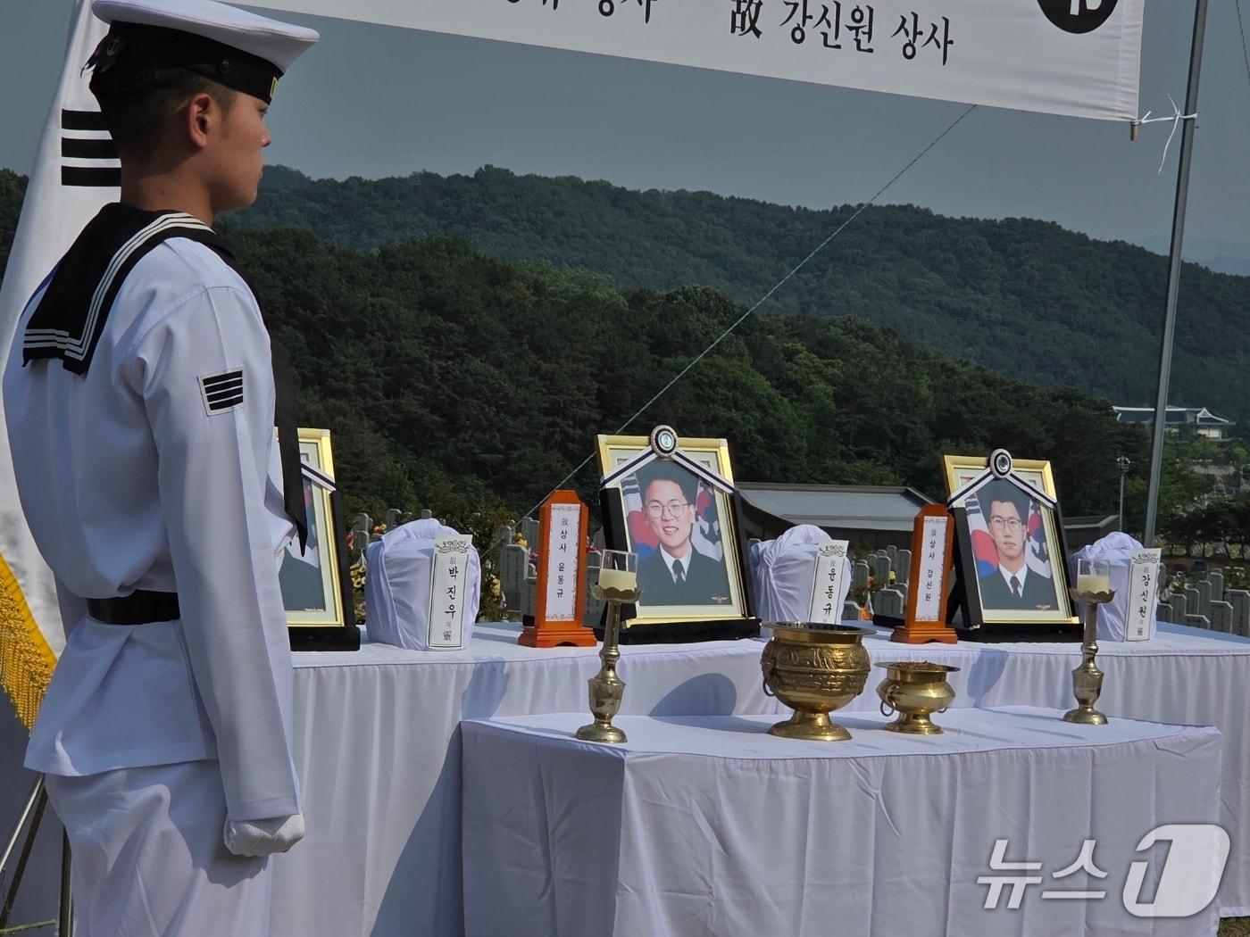 본문 이미지 - 훈련 도중 순직한 해군 대잠 해상초계기 P-3CK 승무원들의 안장식이 1일 국립대전현충원에서 거행됐다. ⓒ 뉴스1 