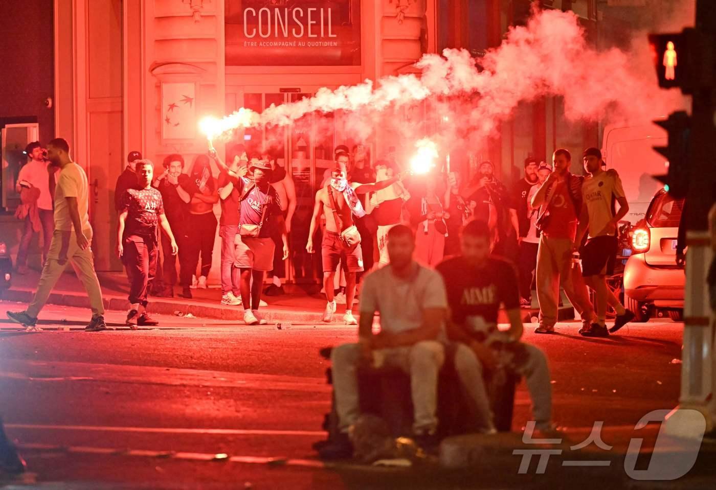 프랑스 리그1 파리생제르맹(PSG)이 유럽축구연맹(UEFA) 챔피언스리그(UCL)에서 우승한 가운데 1일(현지시간) 오전 프랑스 파리에서 팬들이 조명탄을 들고 모여 있다. 2025.06.01 ⓒ AFP=뉴스1 ⓒ News1 최종일 선임기자