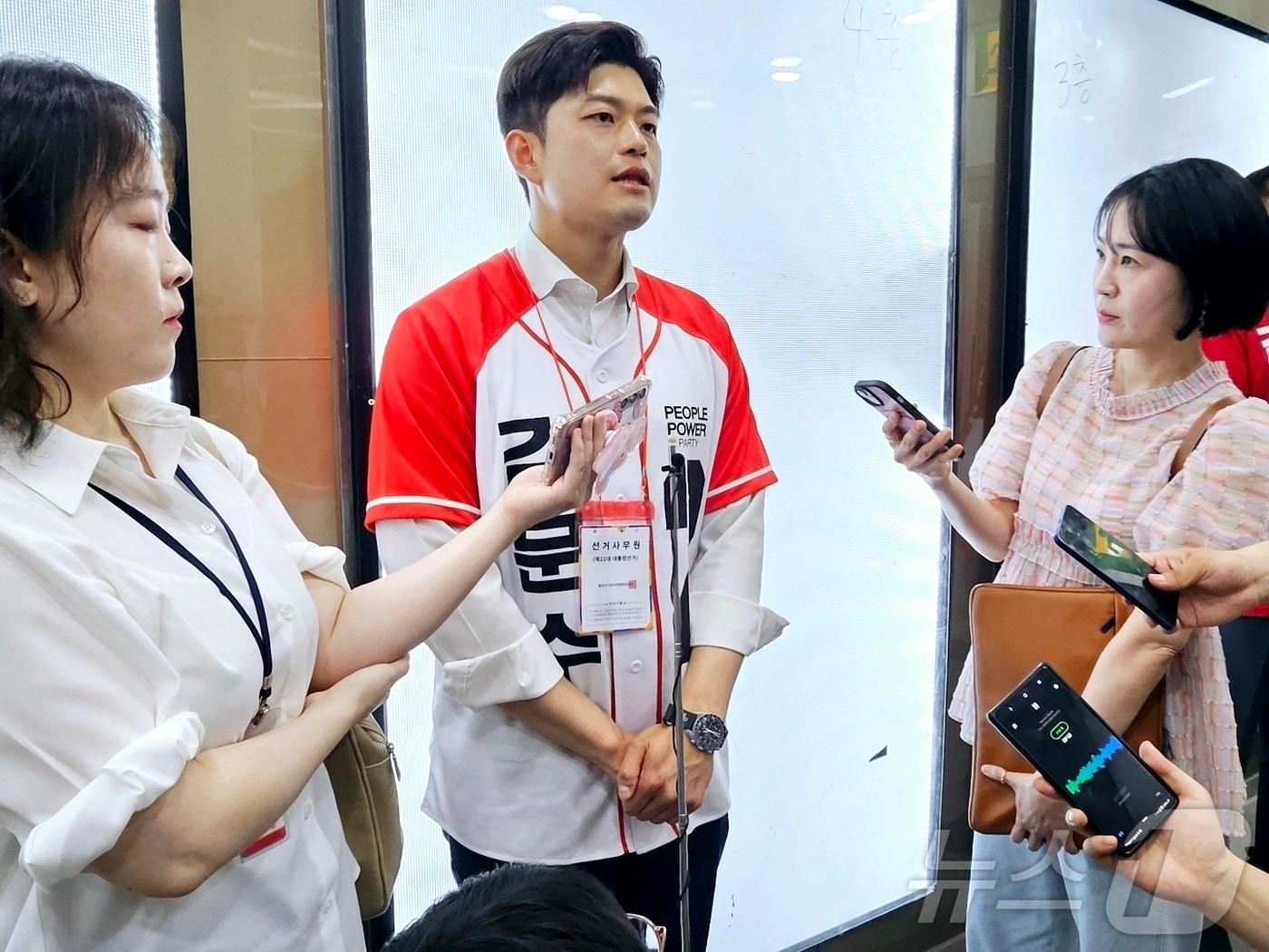 본문 이미지 - 김용태 국민의힘 비상대책위원장이 1일 오후 대구 중구 동성로에서 취재진 질문에 답하고 있다 2025.6.1/뉴스1 ⓒ News1 남승렬 기자