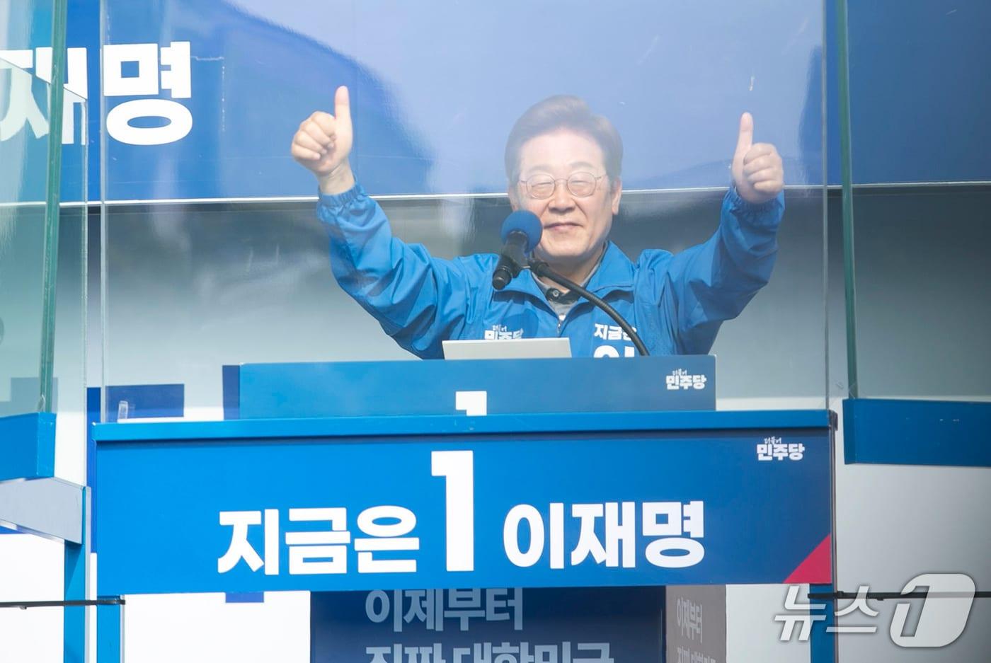 더불어민주당 이재명 후보가 제21대 대통령선거 본투표를 앞둔 마지막 주말인 1일 울산 동구를 찾아 지지를 호소하고 있다.2025.6.1/뉴스1 ⓒNews1 김지혜 기자