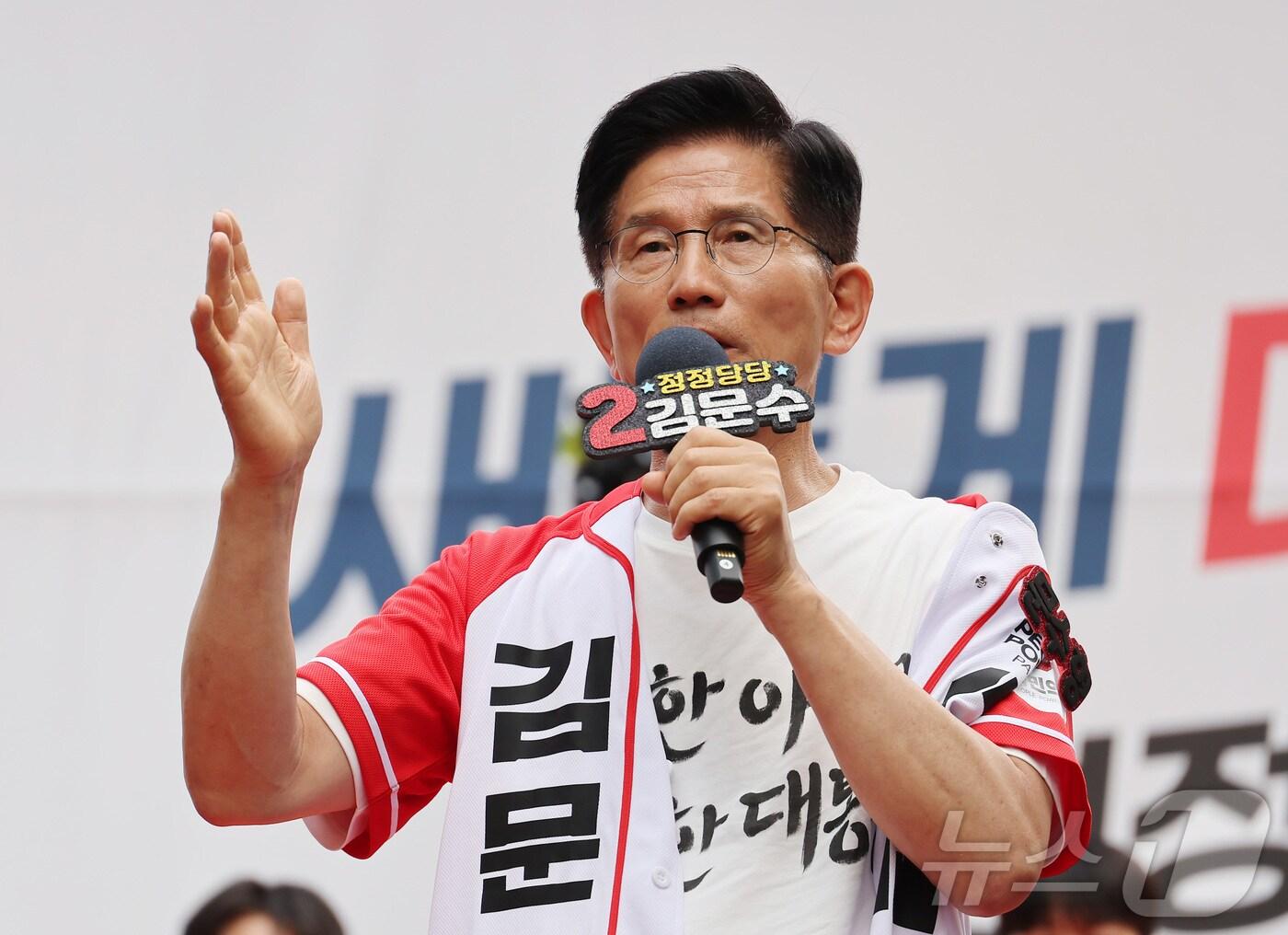 본문 이미지 - 김문수 국민의힘 대통령 후보가 1일 오후 서울 서대문구 신촌역 앞 집중유세에서 시민들에게 지지를 호소하고 있다.(공동취재) 2025.6.1/뉴스1 ⓒ News1 이광호 기자