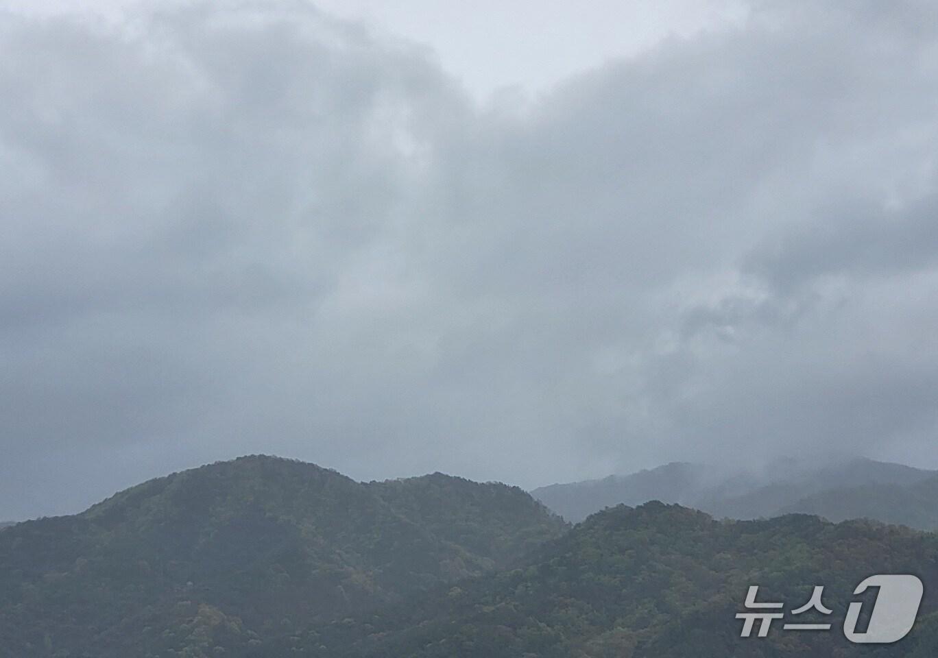 본문 이미지 - 흐린 강원 원주시 문막읍 천마산 자료 사진. (뉴스1 DB)