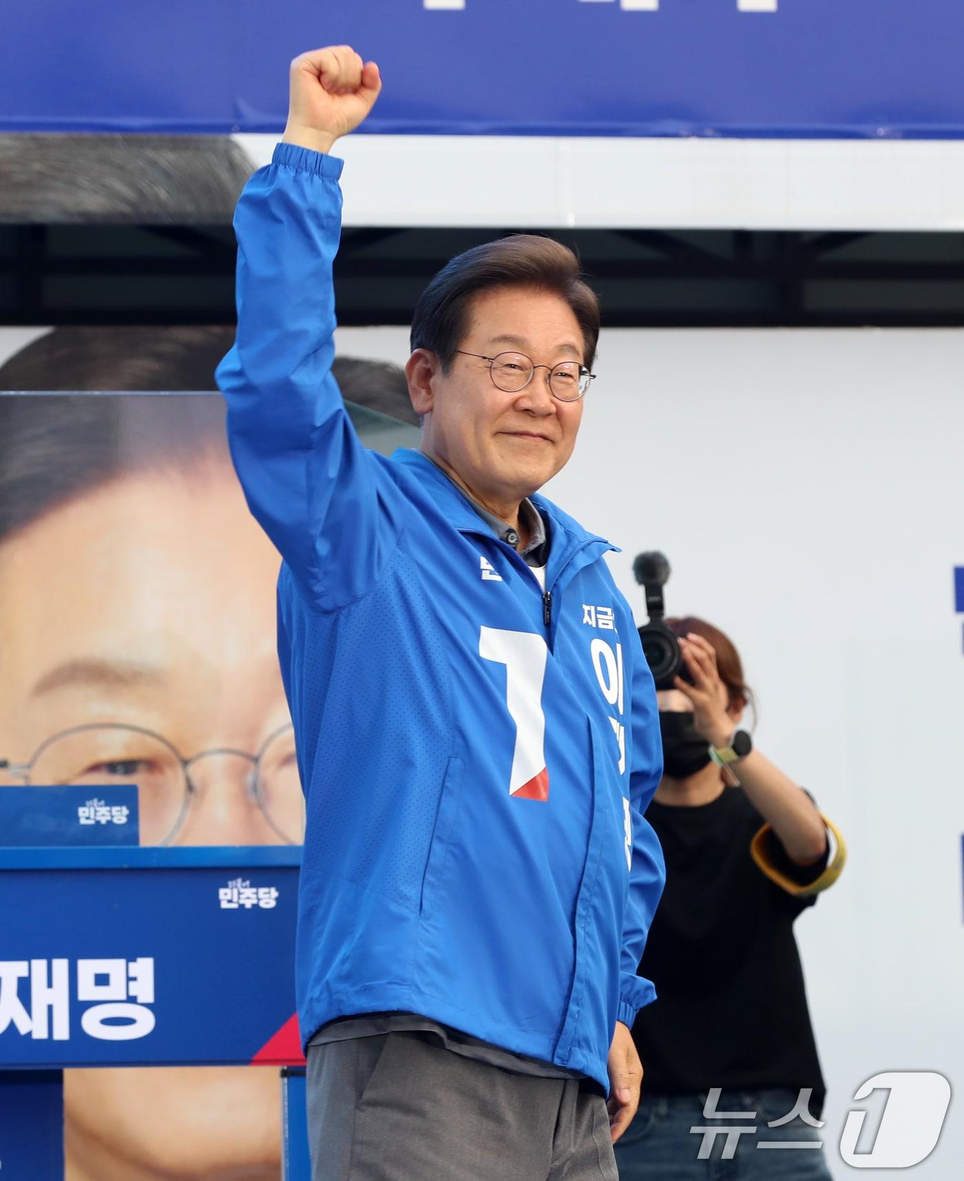 본문 이미지 - 이재명 더불어민주당 대통령 후보가 1일 오후 부산 동구 부산역 광장에서 열린 유세에서 시민들에게 지지를 호소하고 있다. 2025.6.1/뉴스1 ⓒ News1 윤일지 기자