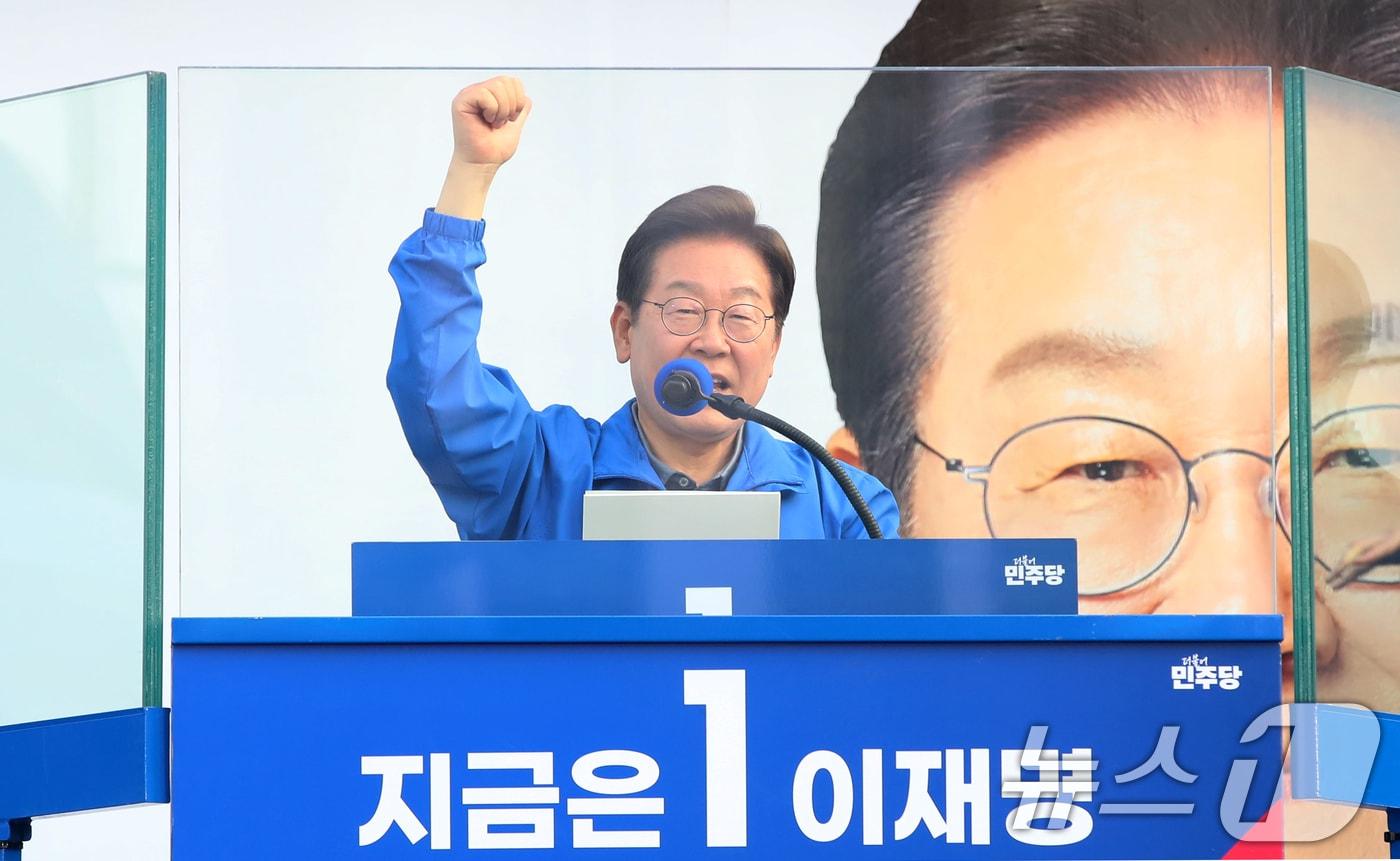 이재명 더불어민주당 대통령 후보가 1일 오후 부산 동구 부산역 광장에서 열린 유세에서 시민들에게 지지를 호소하고 있다. 2025.6.1/뉴스1 ⓒ News1 윤일지 기자