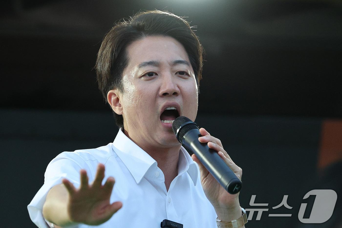 이준석 개혁신당 대통령 후보가 1일 오후 서울역 광장에서 시민들에게 지지를 호소하고 있다. 2025.6.1/뉴스1 ⓒ News1 신웅수 기자