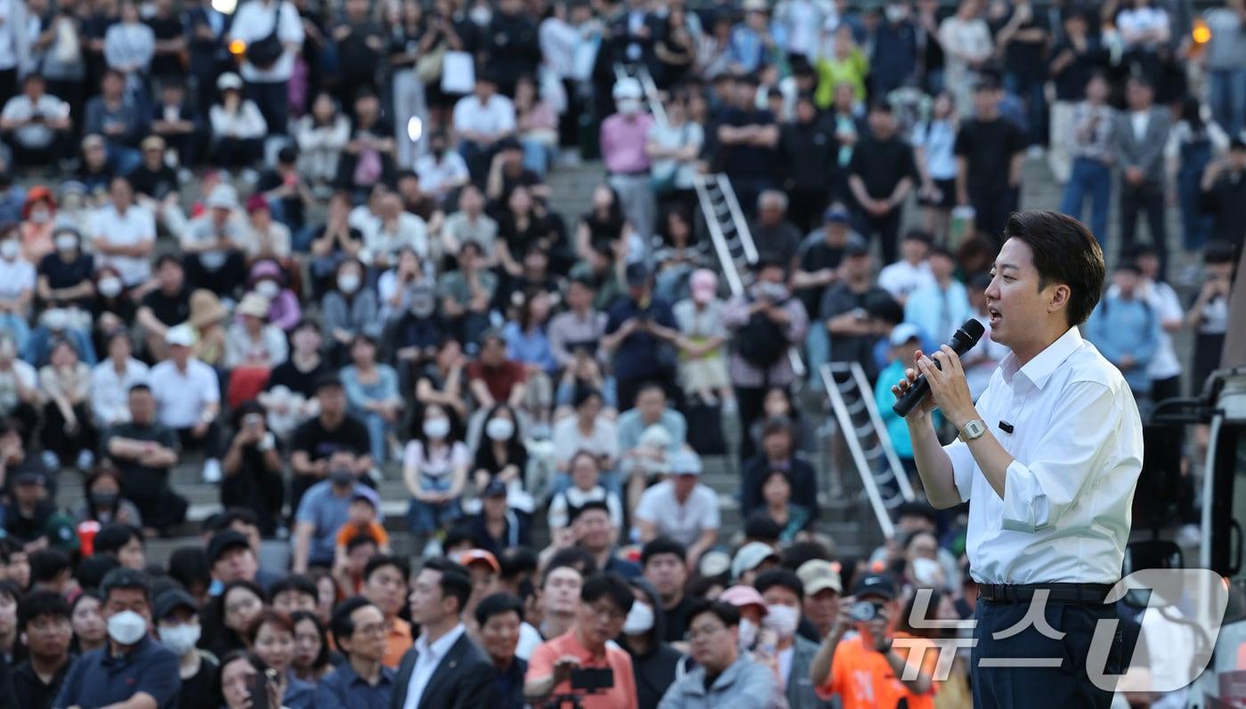 이준석 개혁신당 대통령 후보가 1일 오후 서울역 광장에서 시민들에게 지지를 호소하고 있다. 2025.6.1/뉴스1 ⓒ News1 신웅수 기자