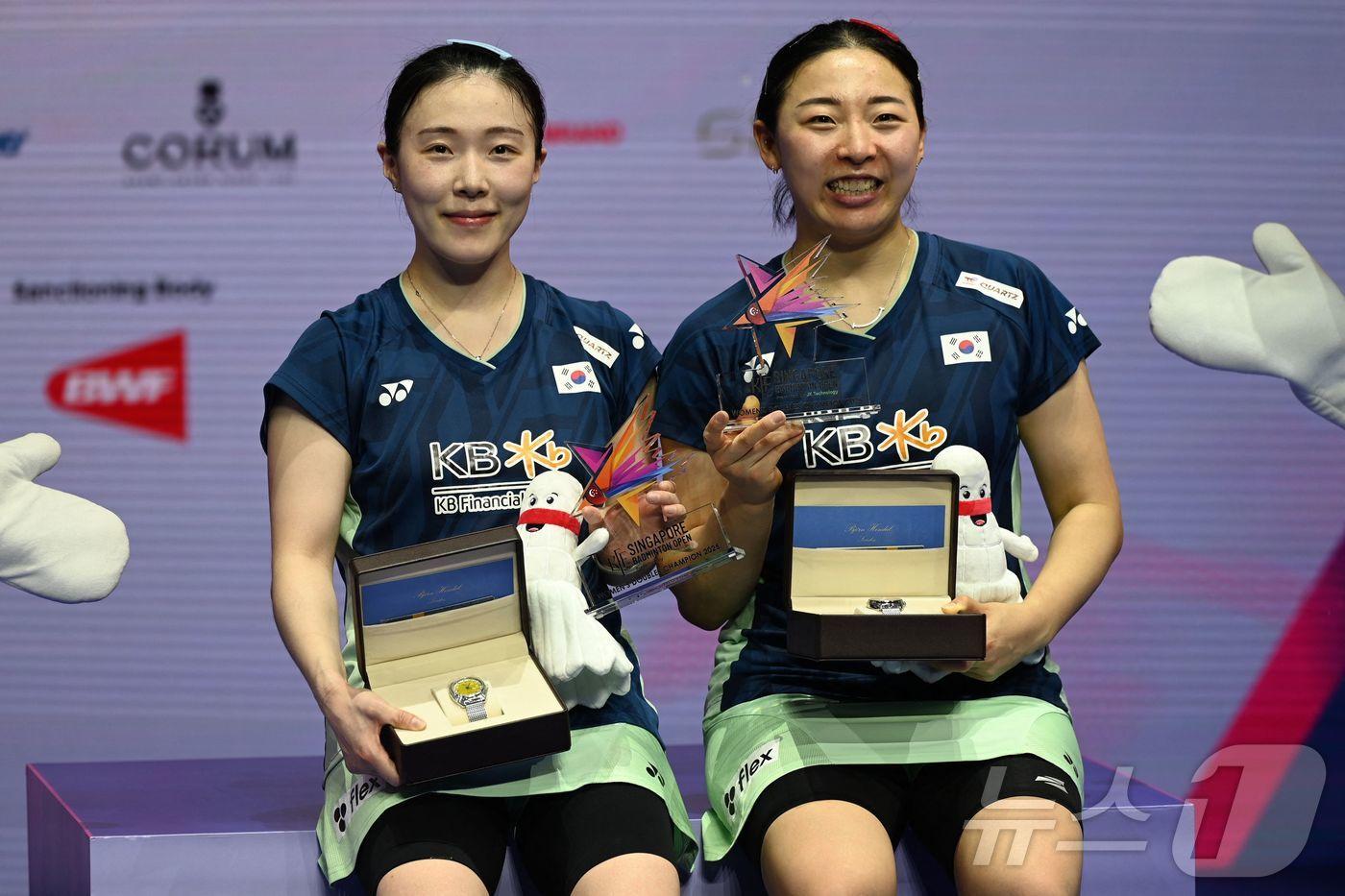 배드민턴 여자복식 김혜정-공희용(왼쪽부터)이 1일(한국시간) 열린 BWF 월드투어 싱가포르 오픈에서 우승한 뒤 트로피를 들고 활짝 웃고 있다. ⓒ AFP=뉴스1