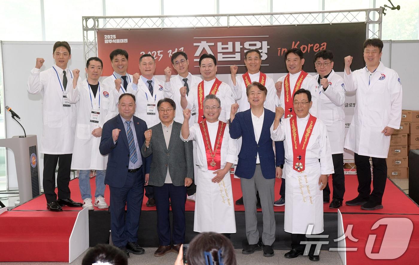 강기정 광주시장이 1일 오후 김대중컨벤션센터에서 열린 2025년 초밥왕 대회에 참석해 환영사를 한 후 기념촬영을 하고 있다.&#40;광주시 제공. 재판매 및 DB 금지&#41; 2025.6.1/뉴스1