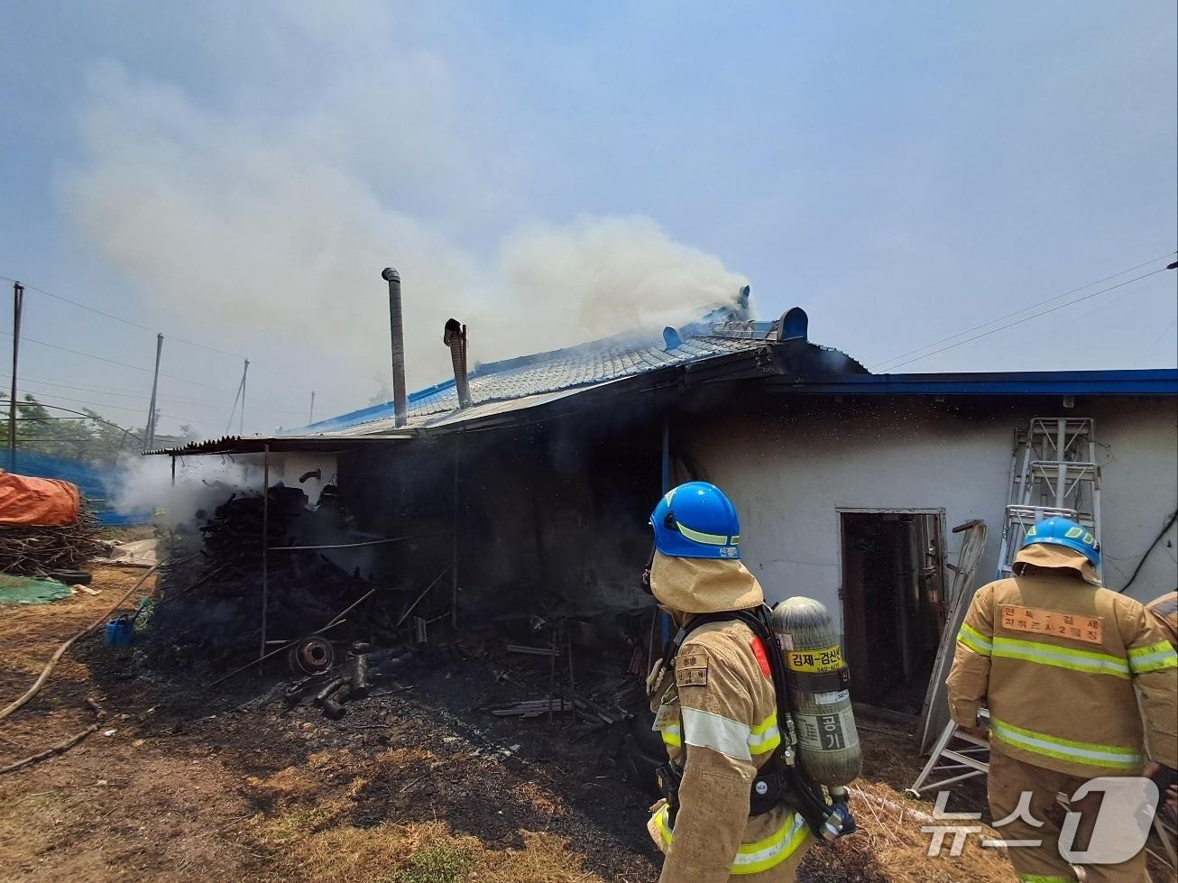 본문 이미지 -  1일 오전 11시 11분께 전북 김제시 용지면 한 단독주택에서 불이 났다.(전북소방본부 제공. 재판매 및 DB금지)