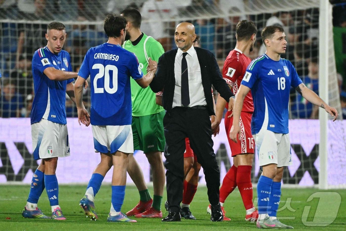 루치아노 스팔레티 감독(가운데)이 이끄는 이탈리아는 10일(한국시간) 열린 2026 FIFA 북중미 월드컵 유럽 예선 I조 몰도바와 2차전에서 2-0으로 이겼다. ⓒ AFP=뉴스1