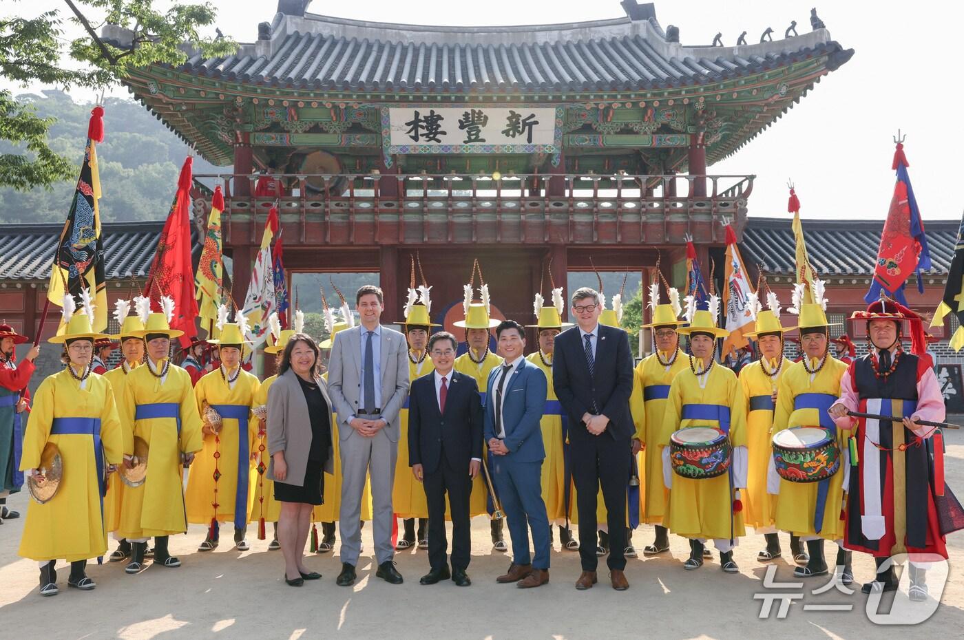 사진 앞줄 왼쪽부터 레슬리 테라모트 정부간관계 사무처 차관, 데이비드 이비 BC주 수상, 김동연 경기도지사, 최병하 고용경제개발 혁신부 아시아·태평양 정무 무역 차관, 짐 루트코스키 수상집무실 행정처 수석 보좌관.(경기도 제공, 재판매 및 DB 금지)