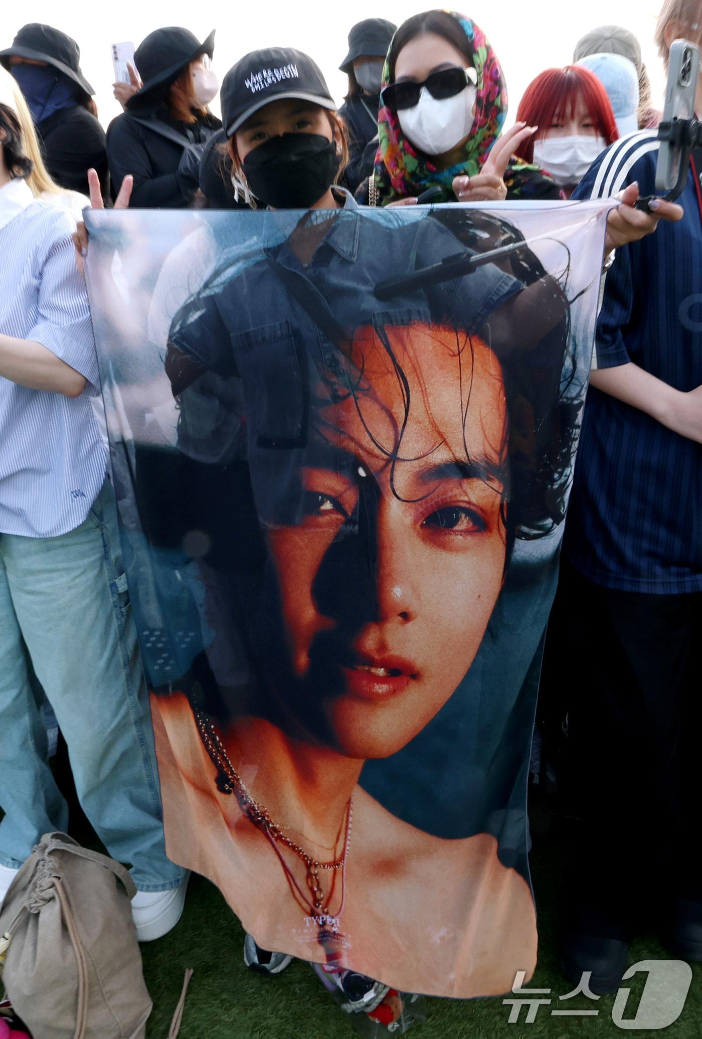 본문 이미지 - 방탄소년단(BTS)의 뷔(김태형, 29)가 제대하는 10일 오전 강원도 춘천시 신북읍 체육공원 축구장에 뷔의 팬들이 현수막을 들고 포즈를 취하고 있다. 2025.6.10/뉴스1 ⓒ News1 권현진 기자