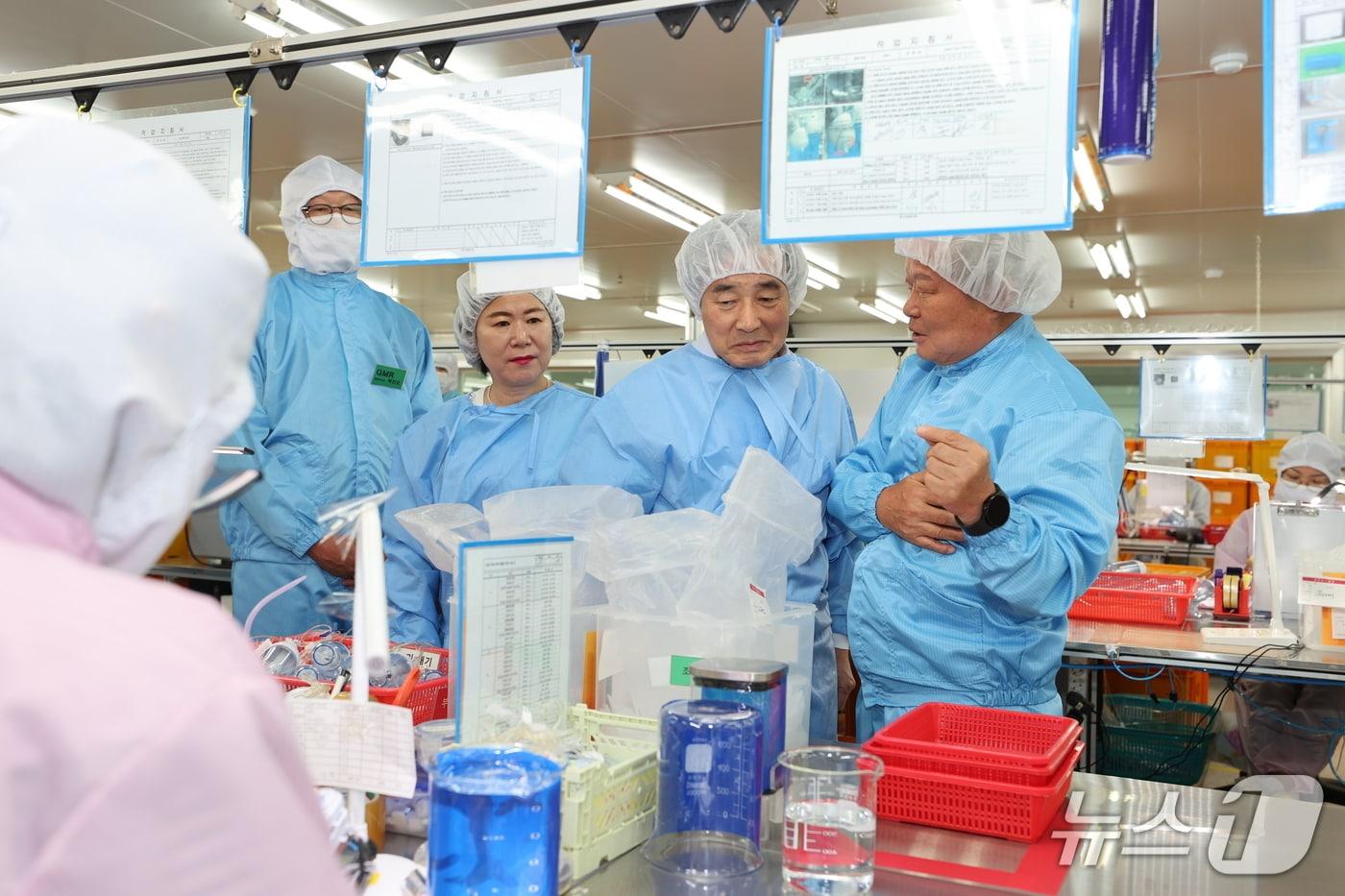 송기섭 충북 진천군수가 지역 기업체를 방문해 생산 현장을 둘러보고 있다.(진천군 제공, 재판매 및 DB금지)/뉴스1