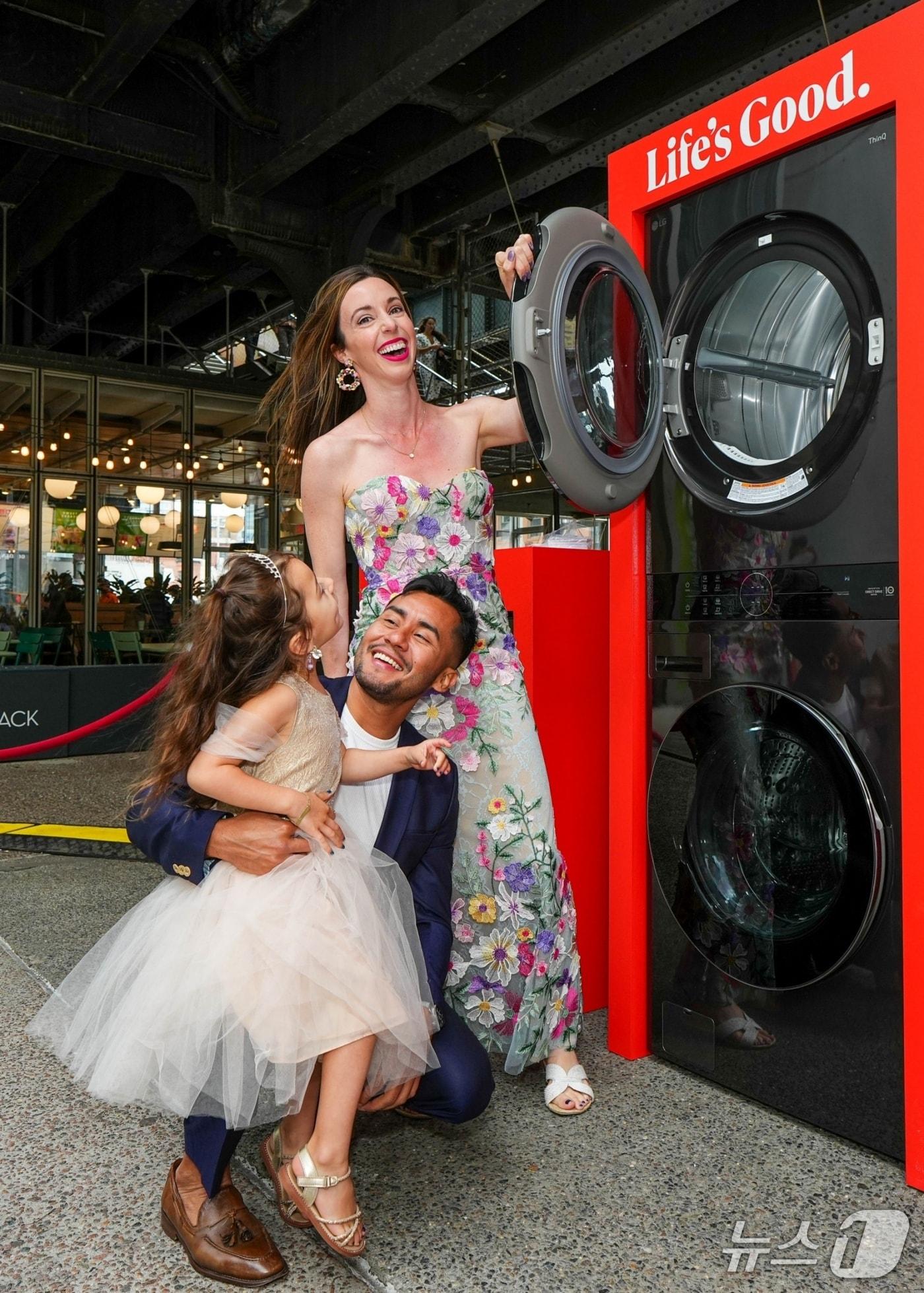 본문 이미지 - LG전자가 최근 미국 뉴욕의 하이라인 파크에 스테인드글라스 무늬로 장식된 워시타워로 디자인한 공간을 마련하고, 총 10쌍의 연인이 이곳에서 결혼 서약식을 진행하도록 지원하는 &#39;러브 투 런더리&#40;Love to laundry&#41;&#39; 행사를 열었다. 사진은 결혼 서약식의 주인공이 된 참가자들이 LG전자의 복합형 세탁건조기 &#39;워시타워&#39; 앞에서 기념 사진을 촬영 중인 모습. &#40;사진제공 = LG전자&#41; 