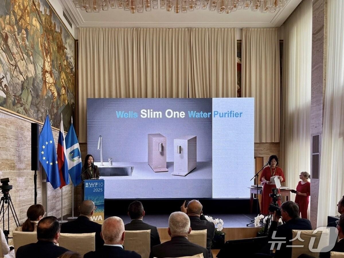 본문 이미지 - 교원웰스가 2025 블레드 워터 페스티벌에서 회사의 기술을 설명하고 있다.&#40;교원웰스 제공&#41;